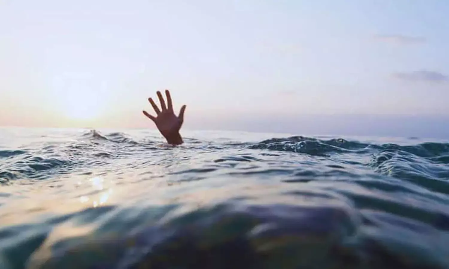 സെൽഫി എടുക്കുന്നതിനിടെ അപകടം; മകളെ രക്ഷിക്കാൻ ശ്രമിച്ച അച്ഛൻ മരിച്ചു