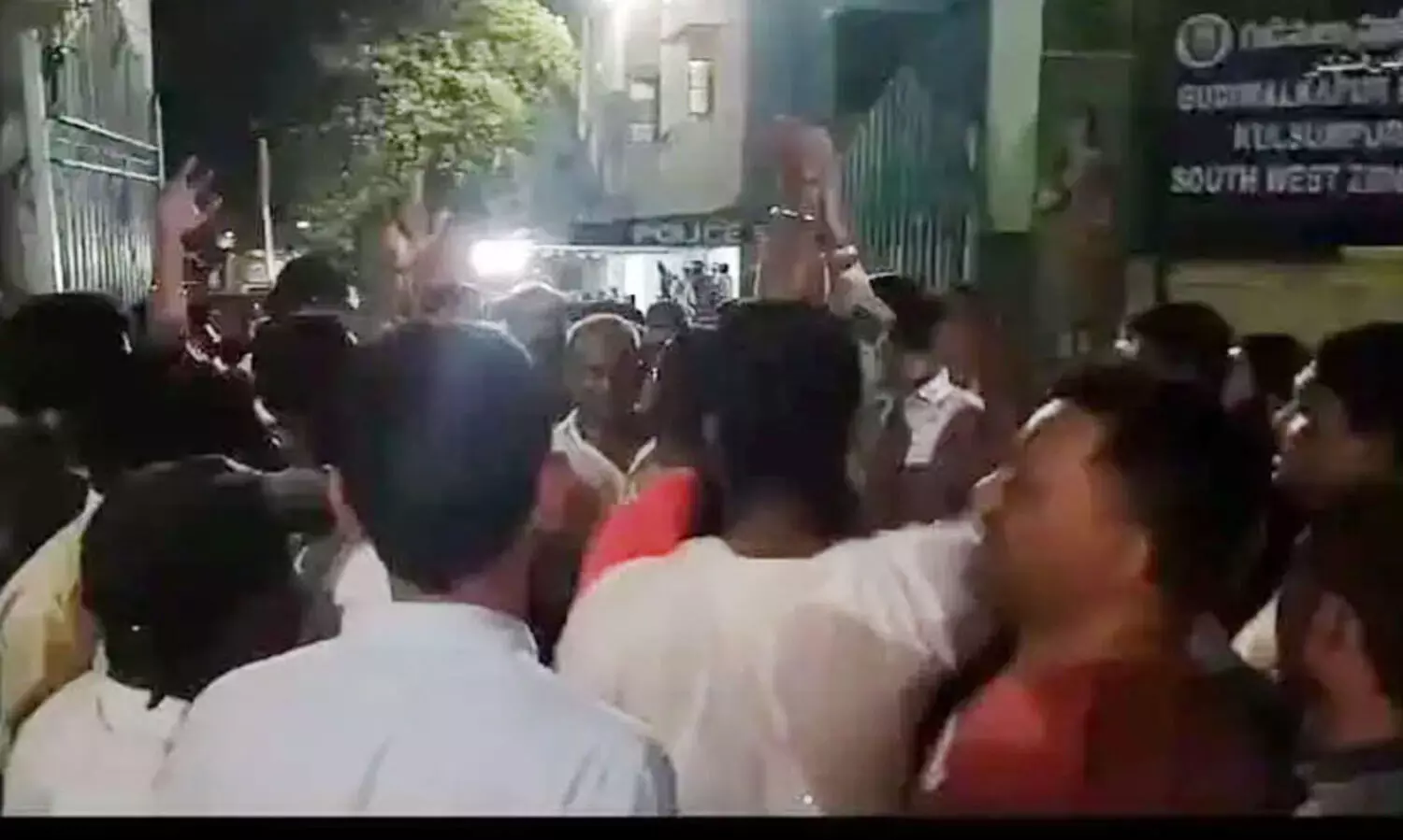 മുസ്‍ലിം കടകൾ ആദ്യം അടപ്പിക്കൂവെന്ന് ബി.ജെ.പി നേതാവ്; മെഹ്ദിപട്ടണത്ത് പൊലീസുമായി സംഘർഷം