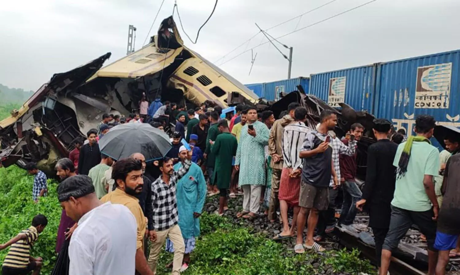 പെരുന്നാൾ ആഘോഷം മറന്ന് ട്രെയിൻ ദുരന്തസ്ഥല​ത്ത് അവർ ഓടിയെത്തി, സ്വന്തം വാഹനങ്ങൾ ആംബുലൻസുകളായി...