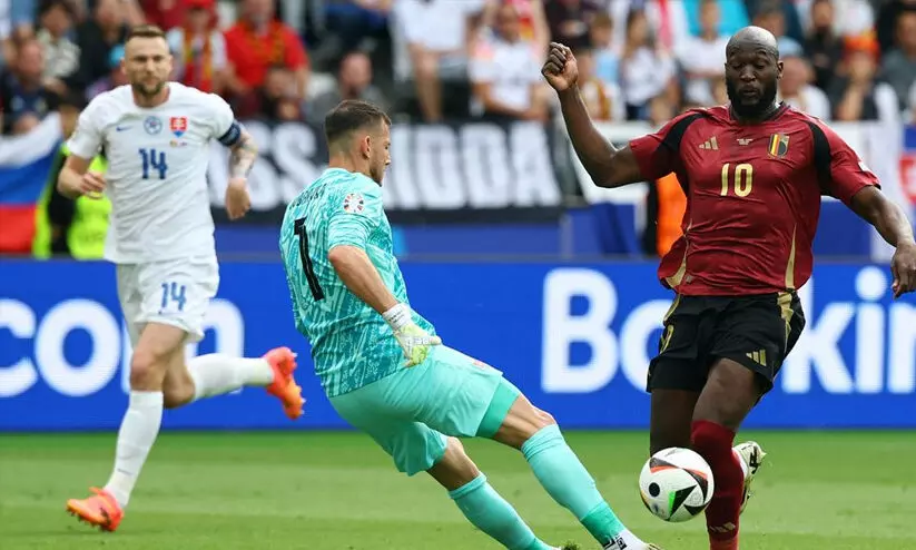 ലുക്കാക്കുവിന്റെ ഗോൾ രണ്ട് തവണ നിഷേധിക്കപ്പെട്ടു; ബെൽജിയത്തെ അട്ടിമറിച്ച് സ്ലൊ​വാക്യ