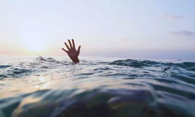 സെൽഫി എടുക്കുന്നതിനിടെ അപകടം; മകളെ രക്ഷിക്കാൻ ശ്രമിച്ച അച്ഛൻ മരിച്ചു സെൽഫി എടുക്കുന്നതിനിടെ അപകടം; മകളെ രക്ഷിക്കാൻ ശ്രമിച്ച അച്ഛൻ മരിച്ചു