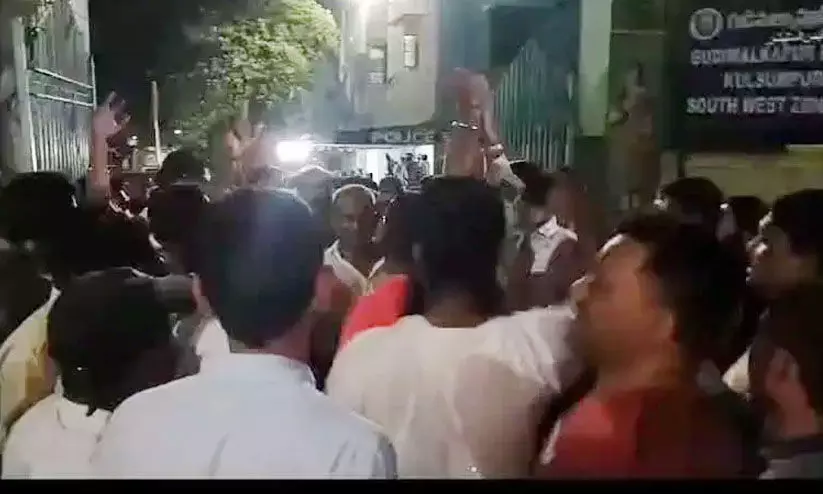 മുസ്ലിം കടകൾ ആദ്യം അടപ്പിക്കൂവെന്ന് ബി.ജെ.പി നേതാവ്; മെഹ്ദിപട്ടണത്ത് പൊലീസുമായി സംഘർഷം മുസ്ലിം കടകൾ ആദ്യം അടപ്പിക്കൂവെന്ന് ബി.ജെ.പി നേതാവ്; മെഹ്ദിപട്ടണത്ത് പൊലീസുമായി സംഘർഷം