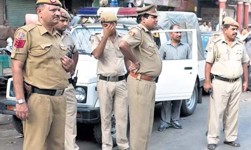 ഡൽഹിയിൽ ദുരഭിമാനക്കൊല: പ്രണയബന്ധത്തിൽ നിന്ന് പിന്മാറാൻ തയാറാകാത്ത മകളെ പിതാവ് കഴുത്തറുത്ത് കൊന്നു ഡൽഹിയിൽ ദുരഭിമാനക്കൊല: പ്രണയബന്ധത്തിൽ നിന്ന് പിന്മാറാൻ തയാറാകാത്ത മകളെ പിതാവ് കഴുത്തറുത്ത് കൊന്നു