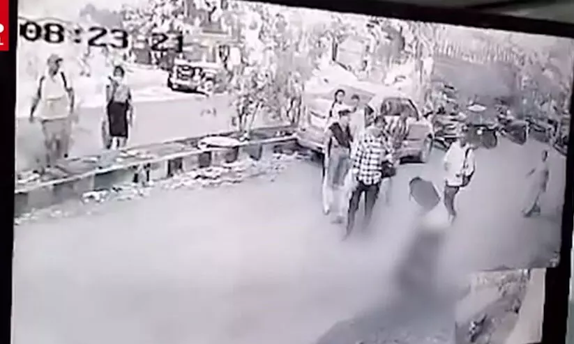 വീണ്ടുമൊരു പ്രണയക്കൊല; നടുറോഡിൽ യുവതിക്ക് ദാരുണാന്ത്യം; ആൾക്കൂട്ടം സാക്ഷി വീണ്ടുമൊരു പ്രണയക്കൊല; നടുറോഡിൽ യുവതിക്ക് ദാരുണാന്ത്യം; ആൾക്കൂട്ടം സാക്ഷി