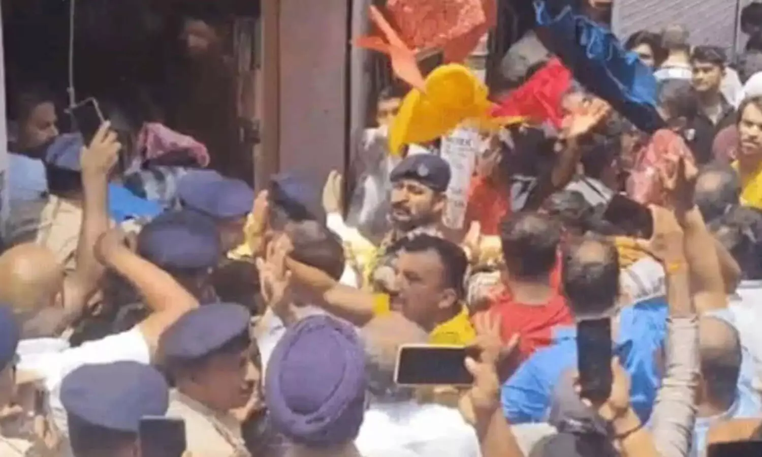 ബലി അർപ്പിക്കുന്ന ചിത്രം വാട്സ് ആപ്പിൽ പങ്കുവെച്ചു; ഹിമാചലിൽ മുസ്ലിം വ്യാപാരിയുടെ കട നശിപ്പിച്ച് ഹിന്ദുത്വ പ്രവർത്തകർ