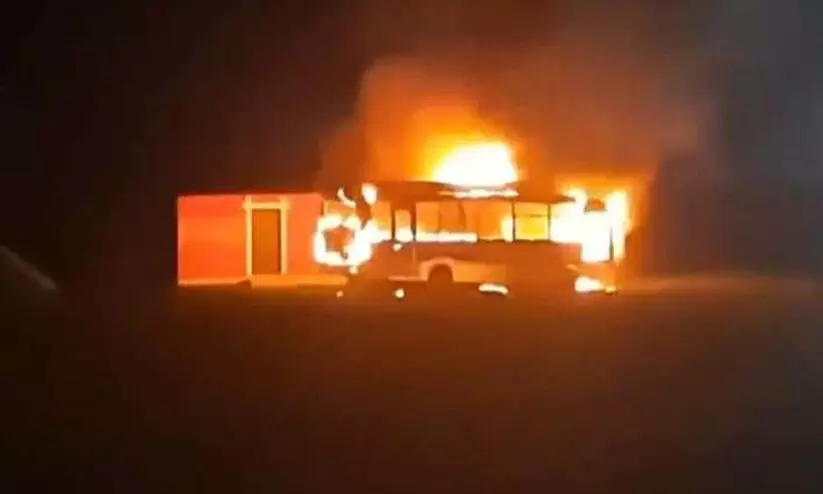 മണിപ്പൂരിൽ സി.ആർ.പി.എഫ് ജവാൻമാർ സഞ്ചരിച്ച ബസ് കത്തിച്ചു