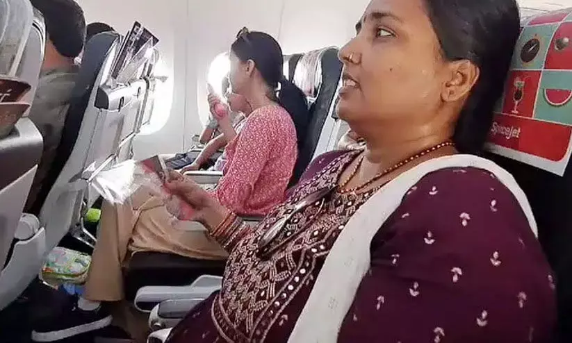 എ.സി പ്രവർത്തിച്ചില്ല; ഡൽഹിയിൽ വിമാന യാത്രക്കാർക്ക് ദുരിതം- വിഡിയോ എ.സി പ്രവർത്തിച്ചില്ല; ഡൽഹിയിൽ വിമാന യാത്രക്കാർക്ക് ദുരിതം- വിഡിയോ