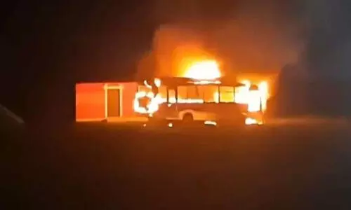 മണിപ്പൂരിൽ സി.ആർ.പി.എഫ് ജവാൻമാർ സഞ്ചരിച്ച ബസ് കത്തിച്ചു