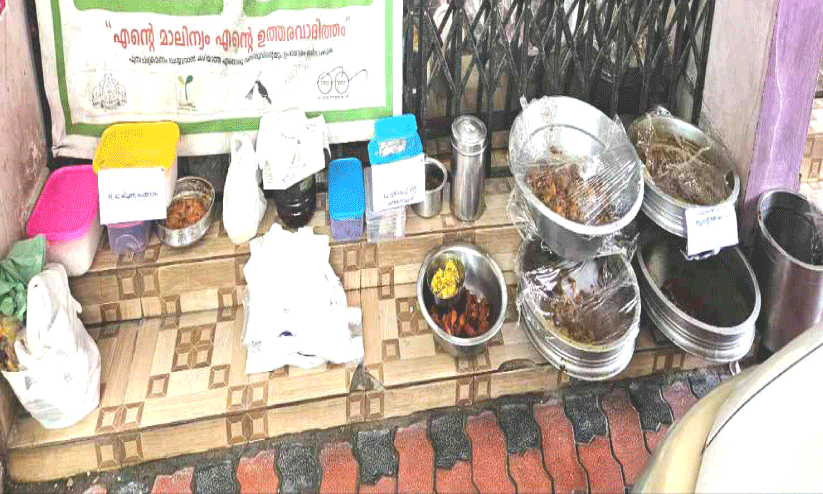 പ​റ​വൂ​രി​ലെ ഹോ​ട്ട​ലു​ക​ളി​ൽ​നി​ന്ന് പ​ഴ​കി​യ ഭ​ക്ഷ​ണം പി​ടി​ച്ചെ​ടു​ത്തു