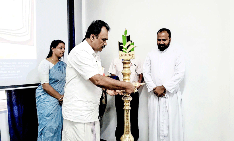 വായനയുടെ ജാലകം തുറന്ന്... വായനയുടെ ജാലകം തുറന്ന്...