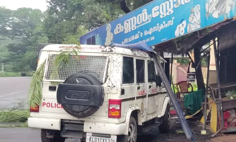 നിയന്ത്രണംവിട്ട പൊലീസ് ജീപ്പ് കടയിലേക്ക് ഇടിച്ചുകയറി; എസ്.ഐക്കും ഡ്രൈവർക്കും പരിക്ക് നിയന്ത്രണംവിട്ട പൊലീസ് ജീപ്പ് കടയിലേക്ക് ഇടിച്ചുകയറി; എസ്.ഐക്കും ഡ്രൈവർക്കും പരിക്ക്