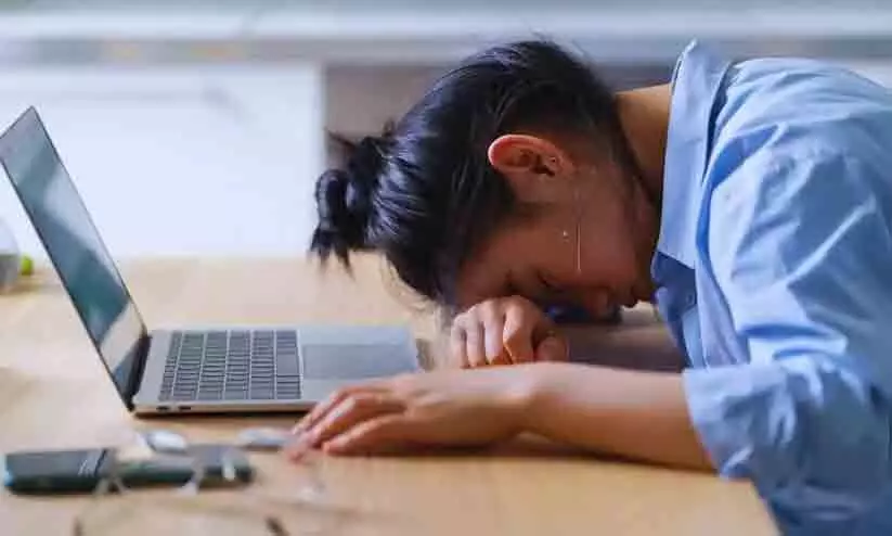 ഏറെ നേരം ഇരുന്നുള്ള ജോലിയാണോ? ആരോഗ്യത്തോടെയിരിക്കാൻ ഇതാ ഏഴ് നിർദേശങ്ങൾ... ഏറെ നേരം ഇരുന്നുള്ള ജോലിയാണോ? ആരോഗ്യത്തോടെയിരിക്കാൻ ഇതാ ഏഴ് നിർദേശങ്ങൾ...