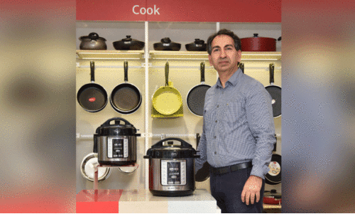 ഇ​ല​ക്ട്രി​ക് പ്ര​ഷ​ർ കു​ക്ക​റു​മാ​യി പീ​ജി​യ​ൻ