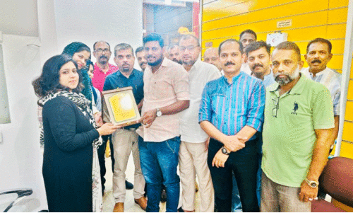 സ്ഥ​ലം​മാ​റി​പ്പോ​കു​ന്ന ഗീ​ത ടീ​ച്ച​ർ​ക്ക്​ അ​ൽ അ​ഹ്‌​സ ഒ.​ഐ.​സി.​സി യാ​ത്ര​യ​യ​പ്പ് ന​ൽ​കു​ന്നു