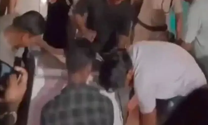 ബീഫ് ഉണ്ടെന്നാരോപിച്ച് മുസ്ലിം വീട്ടിലേക്ക് അതിക്രമിച്ച് കയറി ആൾക്കൂട്ടം; ഫ്രിഡ്ജിലുണ്ടായിരുന്ന മാംസം കൊണ്ടുപോയി ബീഫ് ഉണ്ടെന്നാരോപിച്ച് മുസ്ലിം വീട്ടിലേക്ക് അതിക്രമിച്ച് കയറി ആൾക്കൂട്ടം; ഫ്രിഡ്ജിലുണ്ടായിരുന്ന മാംസം കൊണ്ടുപോയി