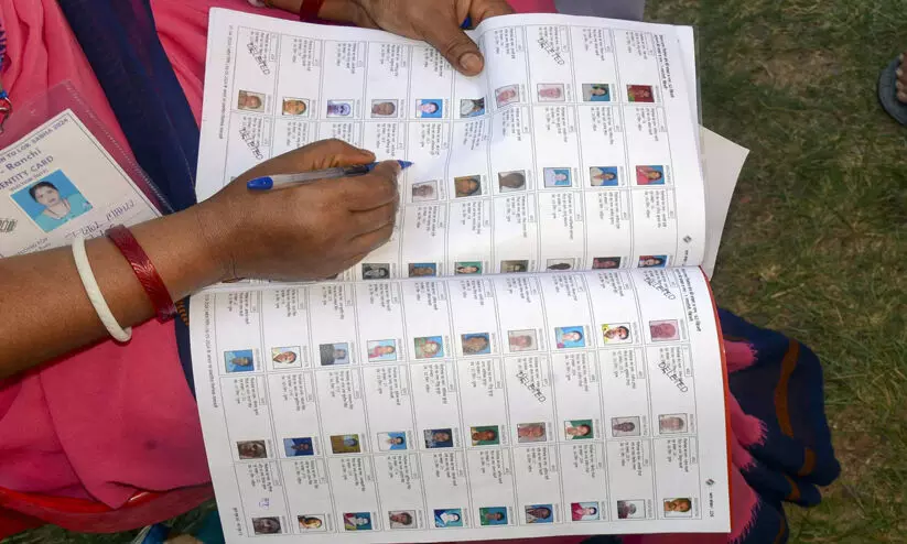 ജമ്മു-കശ്മീരിൽ തെരഞ്ഞെടുപ്പ് സന്നാഹം; വോട്ടർ പട്ടിക പുതുക്കാനുള്ള നിർദേശം പുറപ്പെടുവിച്ചു ജമ്മു-കശ്മീരിൽ തെരഞ്ഞെടുപ്പ് സന്നാഹം; വോട്ടർ പട്ടിക പുതുക്കാനുള്ള നിർദേശം പുറപ്പെടുവിച്ചു