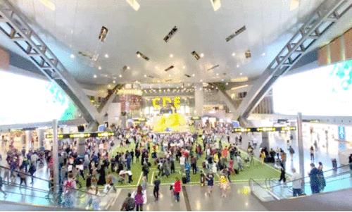 ഹ​മ​ദ് വി​മാ​ന​ത്താ​വ​ള​ത്തി​ൽ തി​രി​ച്ചെ​ത്തു​ന്ന​വ​രു​ടെ തി​ര​ക്ക്