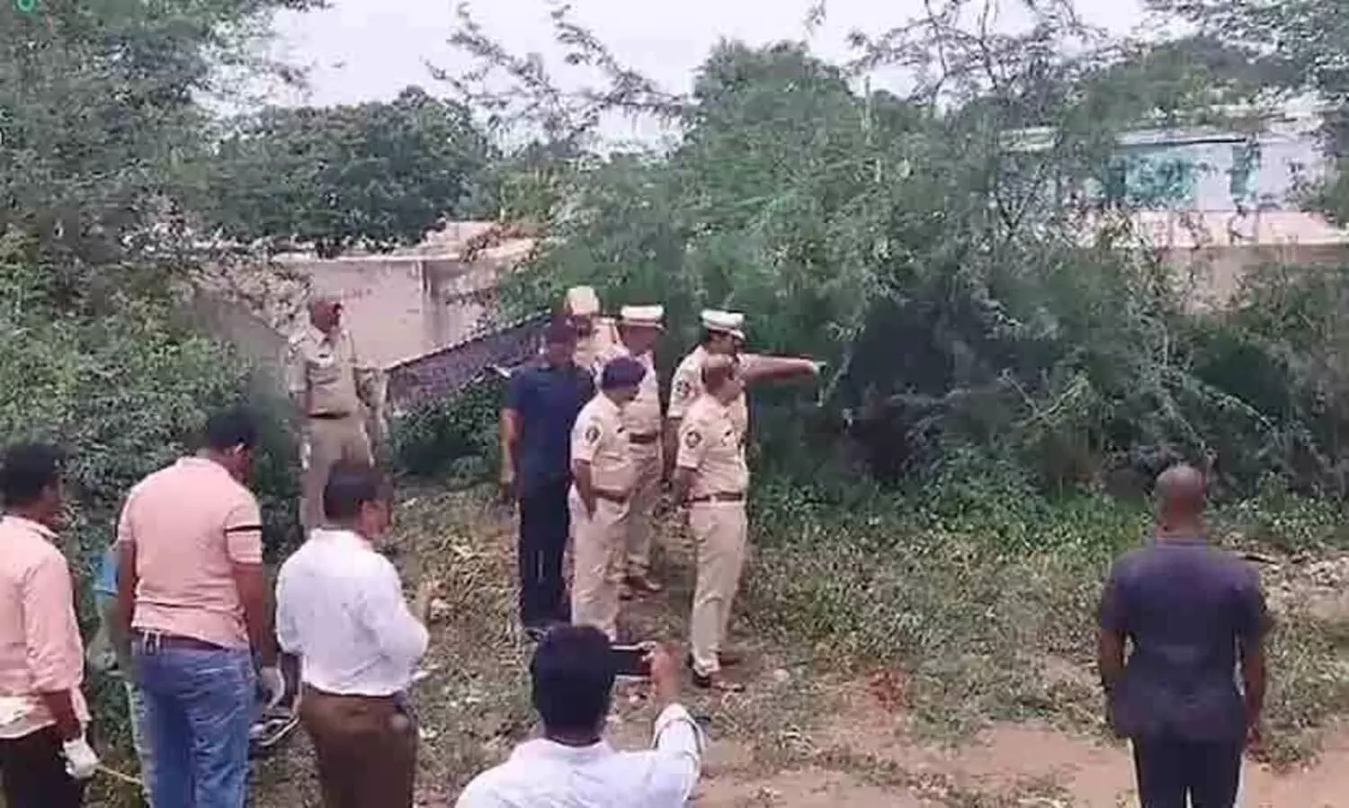 ആന്ധ്രയിലെ സ്കൂളിനരികെയുള്ള കുറ്റിക്കാട്ടിൽ യുവതിയുടെ നഗ്നമായ മൃതദേഹം