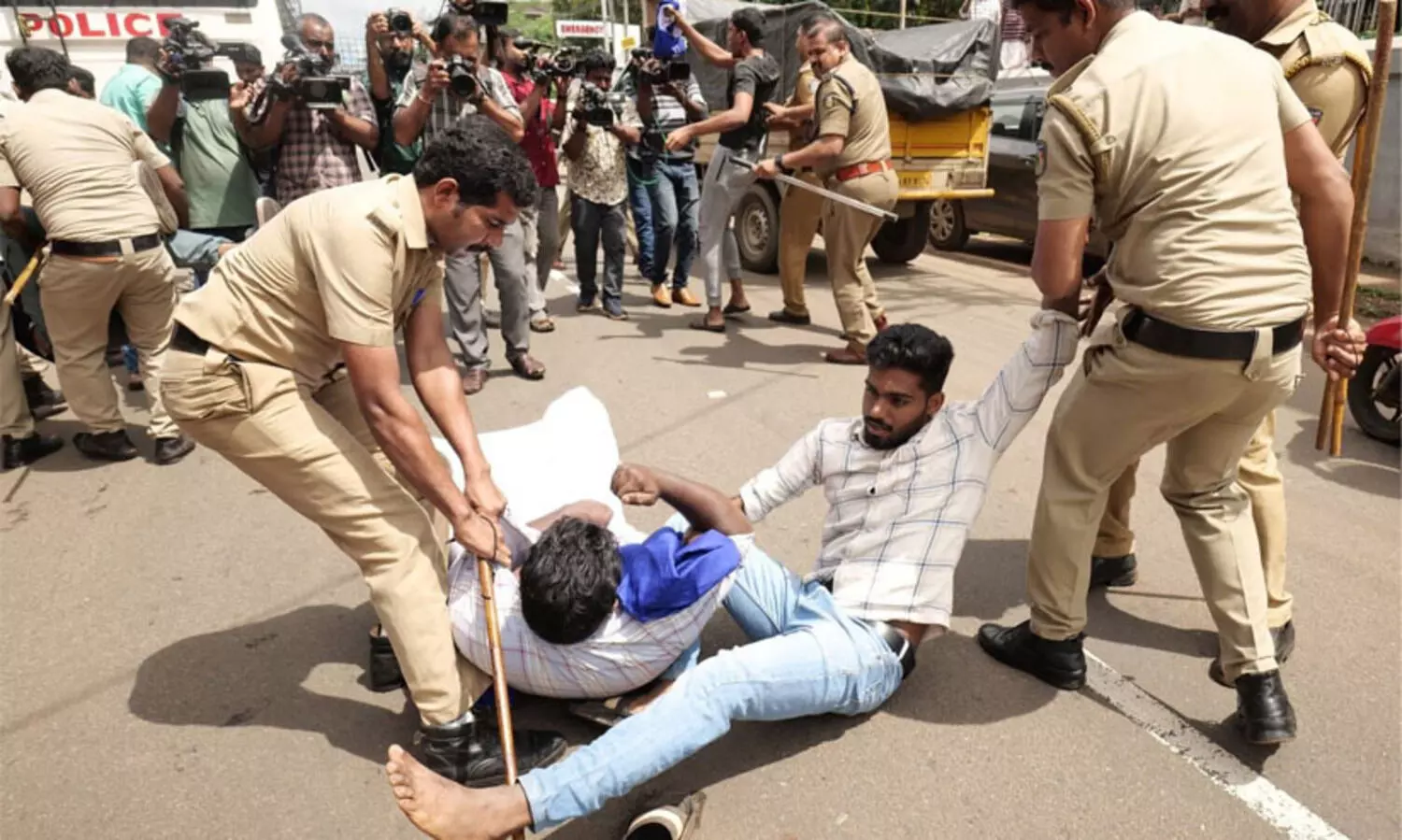 പ്ലസ് വൺ സീറ്റ്: മലപ്പുറത്ത് നാലാം ദിവസവും ആർ.ഡി.ഡി ഓഫീസ് പൂട്ടി എം.എസ്.എഫ്; ഹൈവേ ഉപരോധിച്ച് ഫ്രറ്റേണിറ്റി മൂവ്മെന്റ്