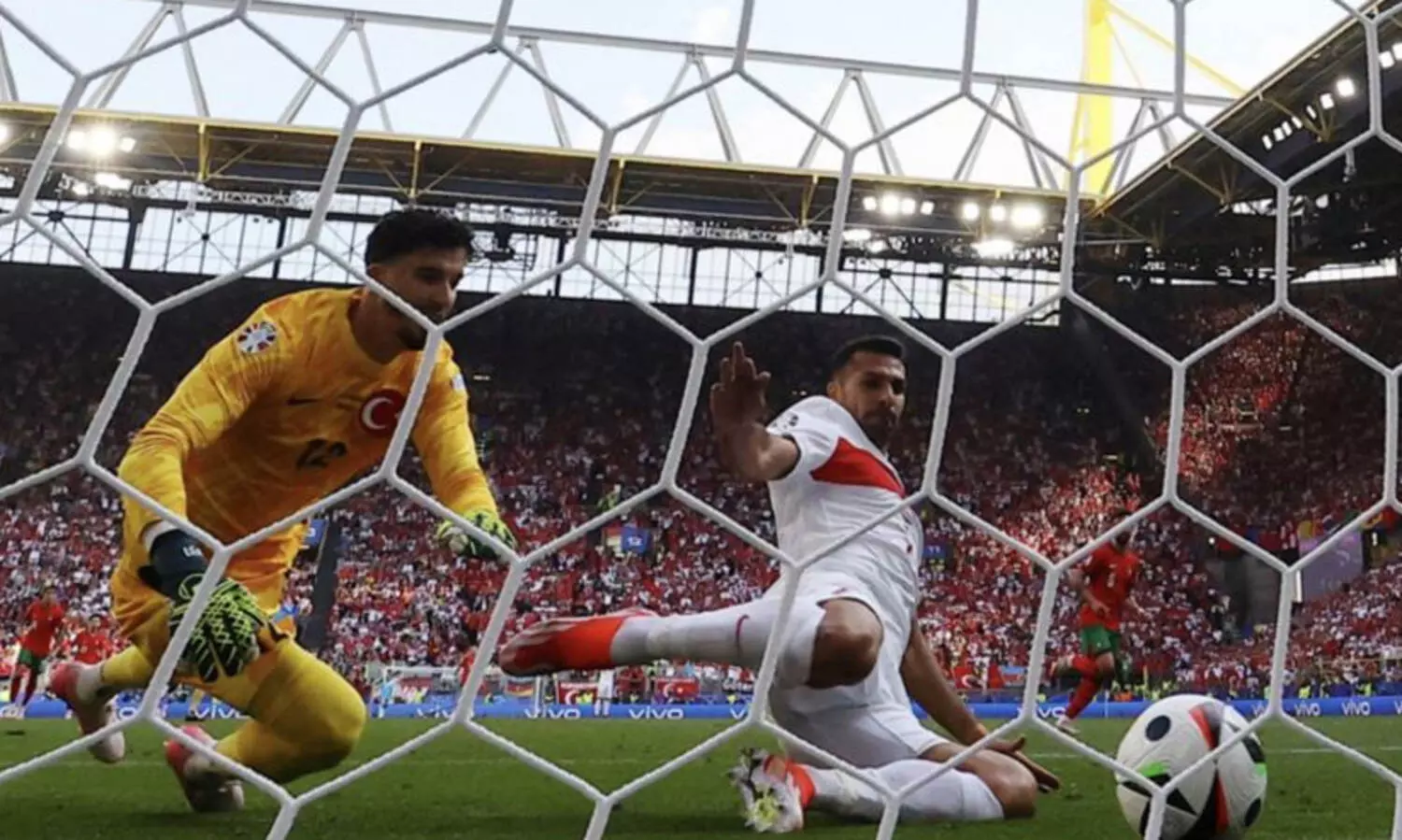 തുർക്കിയക്കെതിരെ പോർചുഗൽ രണ്ടു ഗോളിനു മുന്നിൽ