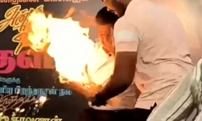 നടൻ വിജയ് യുടെ പിറന്നാളാഘോഷത്തിനിടെ സാഹസിക പ്രകടനത്തിന് ശ്രമിച്ച കുട്ടിക്ക് ഗുരുതര പരിക്ക് നടൻ വിജയ് യുടെ പിറന്നാളാഘോഷത്തിനിടെ സാഹസിക പ്രകടനത്തിന് ശ്രമിച്ച കുട്ടിക്ക് ഗുരുതര പരിക്ക്