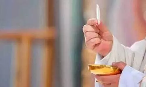 കുർബാന തർക്കം: സഭക്കെതിരെ ഇരിങ്ങാലക്കുട രൂപത വൈദികർ കുർബാന തർക്കം: സഭക്കെതിരെ ഇരിങ്ങാലക്കുട രൂപത വൈദികർ