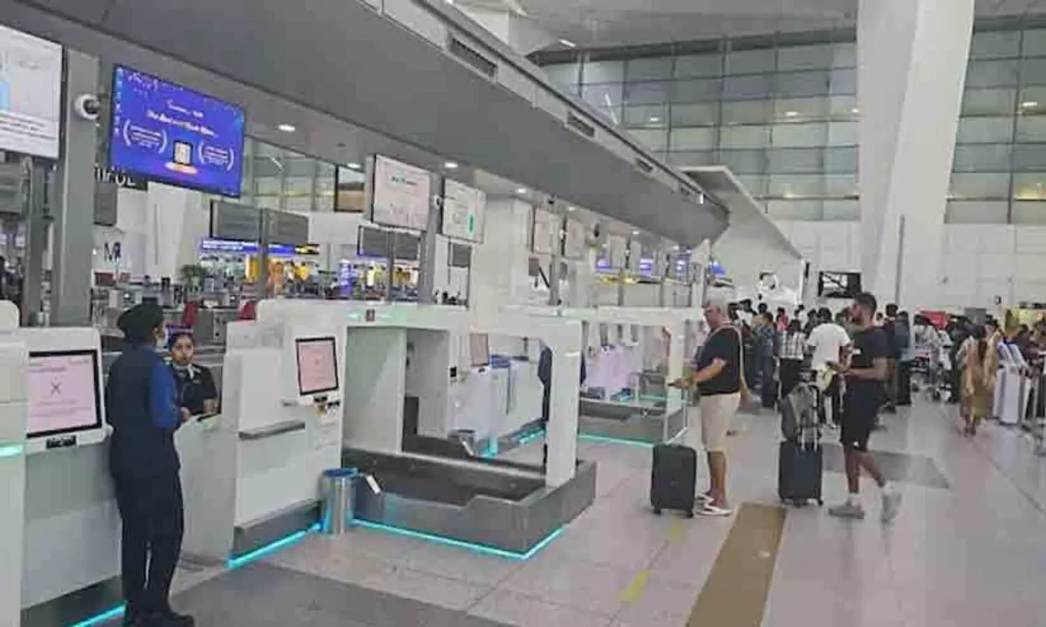 ദുബൈയിലേക്കുള്ള വിമാനത്തിൽ ബോംബ് ഭീഷണി; തമാ​ശക്ക് ചെയ്തതെന്ന് 13കാരൻ