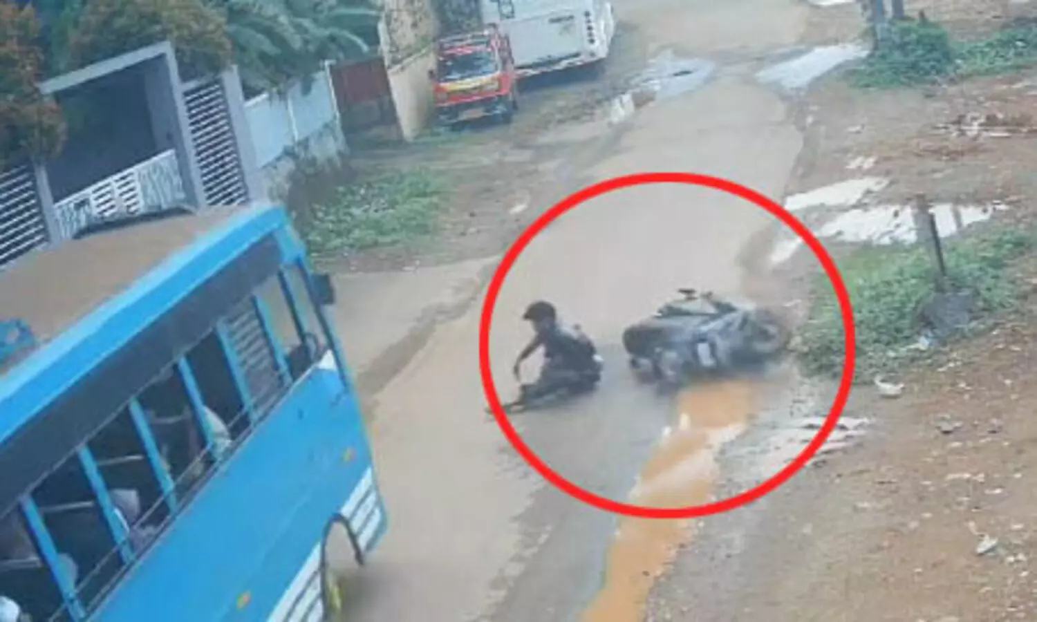 ഈ ബസ് ഡ്രൈവറിന് കൊടുക്കണം സല്യൂട്ട്; സ്കൂട്ടര്‍ യാത്രക്കാരന്‍ രക്ഷപ്പെട്ടത് തലനാരിഴക്ക്