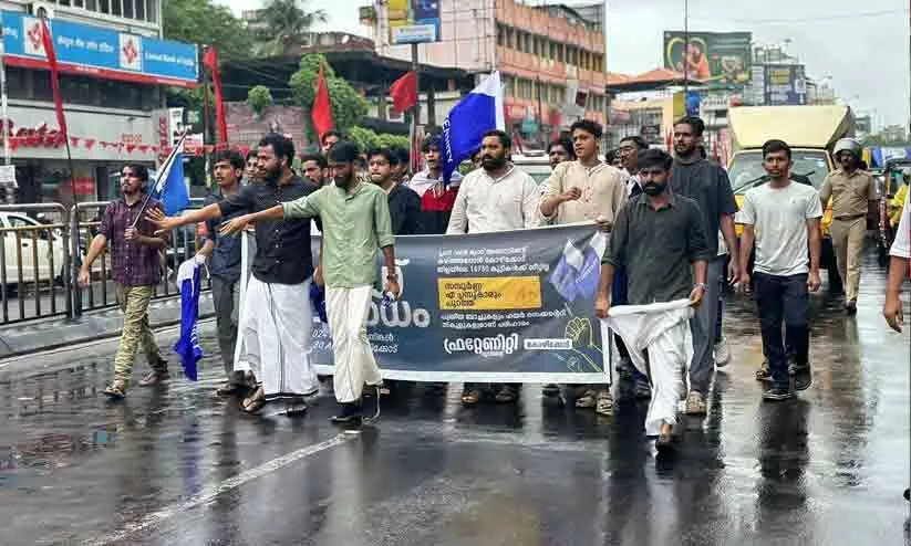 പ്ലസ് വൺ സീറ്റ്‌; ഫ്രറ്റേണിറ്റി മൂവ്മെന്റ് മാവൂർ റോഡ് ഉപരോധിച്ചു