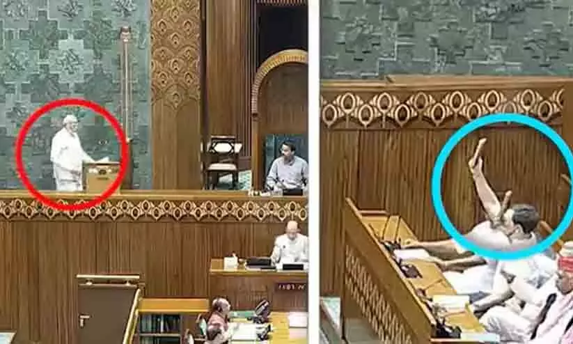 പ്രതിപക്ഷം ഒറ്റക്കെട്ട്; മോദി സത്യപ്രതിജ്ഞ ചെയ്യുമ്പോൾ ഭരണഘടന ഉയർത്തിപ്പിടിച്ച് രാഹുലും സംഘവും പാർലമെന്റിൽ -വിഡിയോ പ്രതിപക്ഷം ഒറ്റക്കെട്ട്; മോദി സത്യപ്രതിജ്ഞ ചെയ്യുമ്പോൾ ഭരണഘടന ഉയർത്തിപ്പിടിച്ച് രാഹുലും സംഘവും പാർലമെന്റിൽ -വിഡിയോ