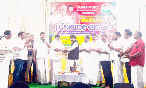 രാ​ജു ക​ല്ലും​പു​റ​ത്തി​നെ ആ​ദ​രി​ച്ചു