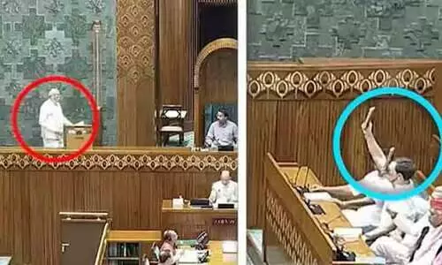 പ്രതിപക്ഷം ഒറ്റക്കെട്ട്; മോദി സത്യപ്രതിജ്ഞ ചെയ്യുമ്പോൾ ഭരണഘടന ഉയർത്തിപ്പിടിച്ച് രാഹുലും സംഘവും പാർലമെന്റിൽ -വിഡിയോ