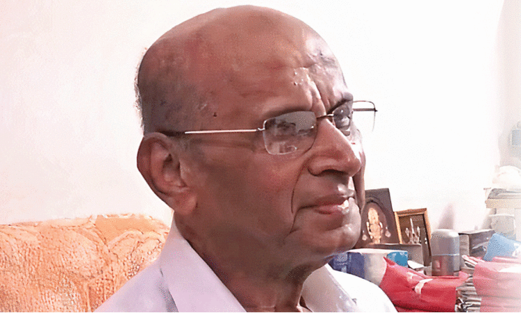 രണ്ടുരൂപ മാത്രം ഫീസ് വാങ്ങി 18 ലക്ഷം രോഗികളെ ചികിത്സിച്ച ഡോ. രൈരു ഗോപാലിന് ആയുരാരോഗ്യസൗഖ്യം നേർന്ന് കണ്ണൂരുകാർ