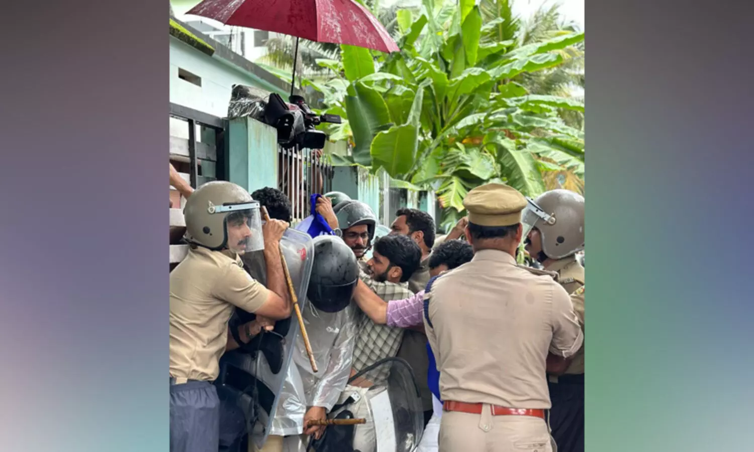 പ്ലസ് വൺ സീറ്റ്‌ പ്രതിസന്ധി; ഫ്രറ്റേണിറ്റി മൂവ്മെന്റ് ആർ.ഡി.ഡി ഓഫിസ് ഉപരോധിച്ചു