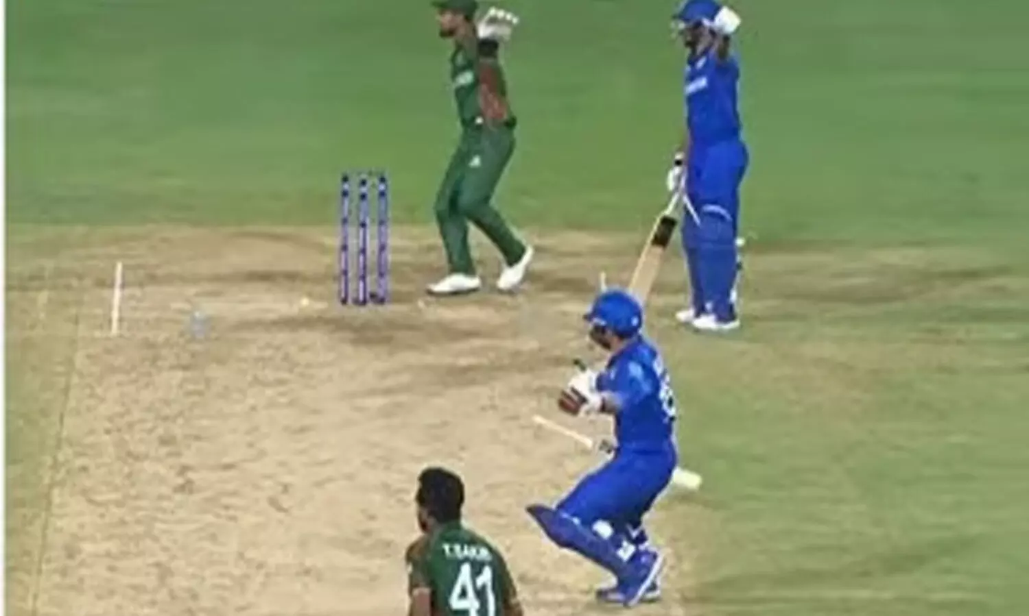 ഡബ്ളിനായി ഓടിയില്ല; സഹതാരത്തിനുനേരെ ബാറ്റ് എറിഞ്ഞ് അഫ്ഗാൻ നായകന്‍റെ രോഷപ്രകടനം -വിഡിയോ വൈറൽ