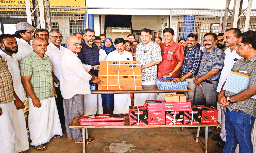 സ്കൂ​ളു​ക​ൾ​ക്കെ​ല്ലാം ഫാ​നും ബെ​ല്ലും