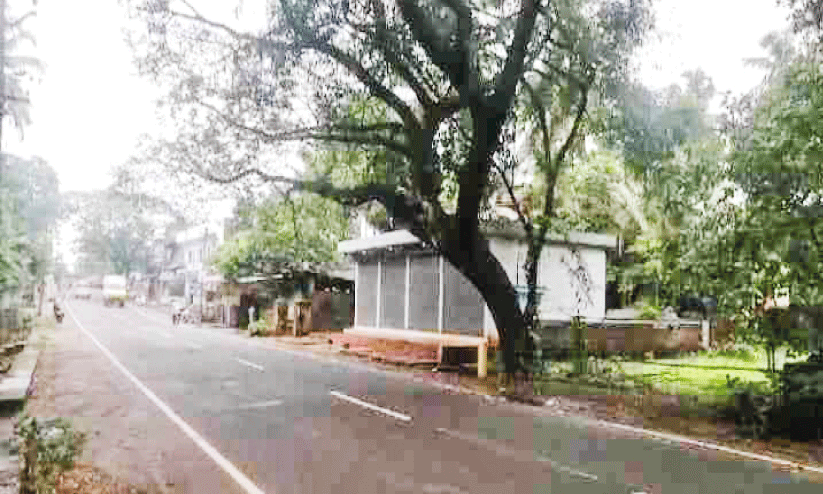 എടക്കുളം കുന്നുംപുറത്ത് തൊട്ടുരുമ്മി അപകടം; അനക്കമില്ലാതെ അധികാരികൾ