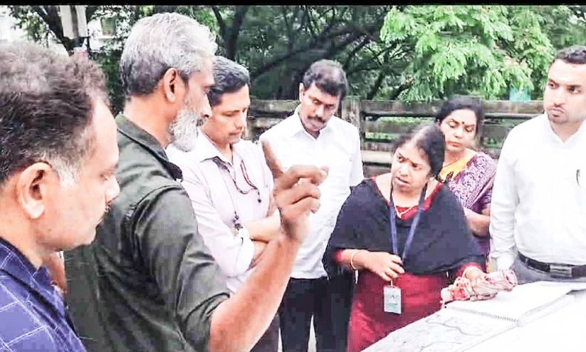 പെരിയാർ മലിനീകരണം; ഹൈകോടതി അന്വേഷണ സമിതി ഏലൂരിൽ പരിശോധന തുടങ്ങി പെരിയാർ മലിനീകരണം; ഹൈകോടതി അന്വേഷണ സമിതി ഏലൂരിൽ പരിശോധന തുടങ്ങി