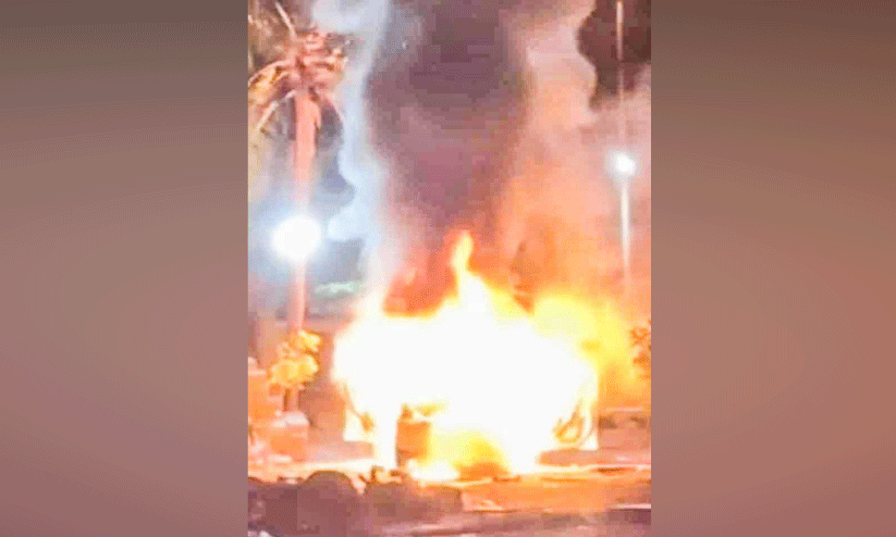 ഓടിക്കൊണ്ടിരുന്ന കാറിന് തീപിടിച്ചു