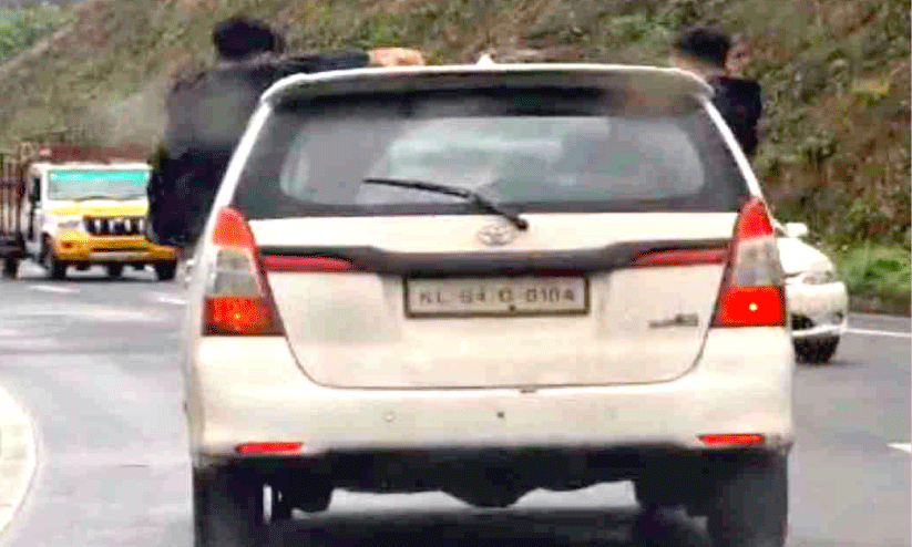 ഗ്യാപ് റോഡിൽ വീണ്ടും വാഹനാഭ്യാസം; നടപടി കടുപ്പിച്ച് മോട്ടോർ വാഹന വകുപ്പ് ഗ്യാപ് റോഡിൽ വീണ്ടും വാഹനാഭ്യാസം; നടപടി കടുപ്പിച്ച് മോട്ടോർ വാഹന വകുപ്പ്