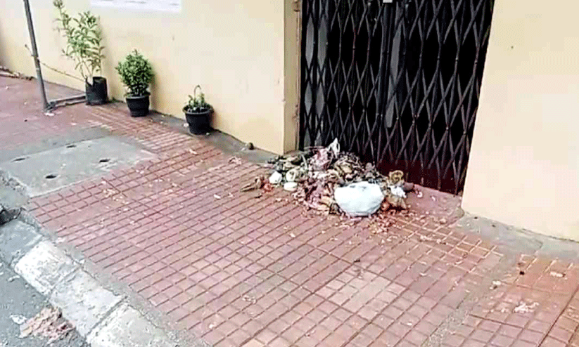 റാന്നി പഞ്ചായത്ത് ഓഫിസ് പടിക്കൽ മാലിന്യം തള്ളിയയാൾ പിടിയിൽ റാന്നി പഞ്ചായത്ത് ഓഫിസ് പടിക്കൽ മാലിന്യം തള്ളിയയാൾ പിടിയിൽ