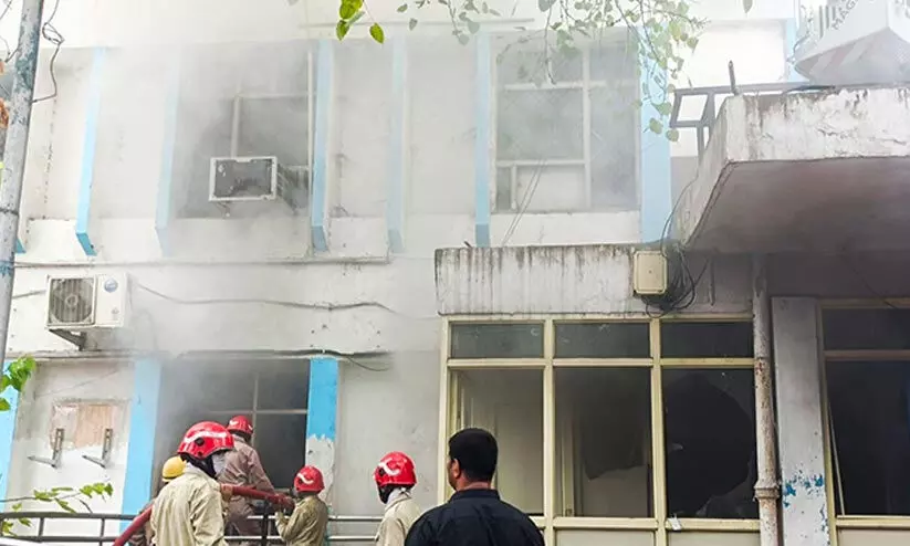 സഫ്ദർജംഗ് ആശുപത്രിയിലെ അത്യാഹിത വിഭാഗത്തിൽ തീപിടുത്തം; നിയന്ത്രണ വിധേയമാക്കി സഫ്ദർജംഗ് ആശുപത്രിയിലെ അത്യാഹിത വിഭാഗത്തിൽ തീപിടുത്തം; നിയന്ത്രണ വിധേയമാക്കി