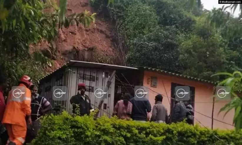 മൂന്നാറിൽ വീടിന് മുകളിലേക്ക് മണ്ണിടിഞ്ഞ് വീണ് വീട്ടമ്മ മരിച്ചു മൂന്നാറിൽ വീടിന് മുകളിലേക്ക് മണ്ണിടിഞ്ഞ് വീണ് വീട്ടമ്മ മരിച്ചു