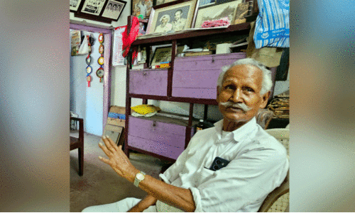 അ​ടി​യ​ന്ത​രാ​വ​സ്ഥ​ക്കാ​ല​ത്തെ പൊ​ലീ​സ് ഭീ​ക​ര​ത​; കനലെരിയുന്ന ഓർമകളിൽ വാസുവേട്ടൻ