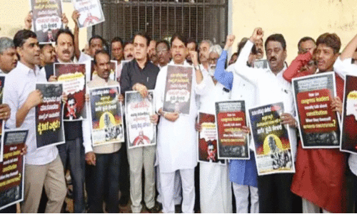 അ​ടി​യ​ന്ത​രാ​വ​സ്ഥ: രാ​ഹു​ലി​ന്റെ മാ​പ്പി​നാ​യി ബി.​ജെ.​പി പ്ര​തി​ഷേ​ധം