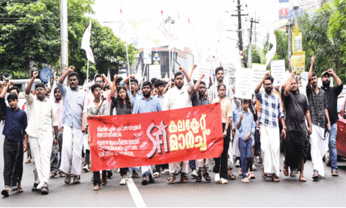 ‘പ്ല​സ്​ വ​ണ്ണി​ൽ’ ആ​ളി​ക്ക​ത്തി വി​ദ്യാ​ർ​ഥി പ്ര​തി​ഷേ​ധം