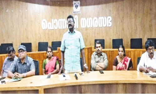 കു​ടി​വെ​ള്ള ക​ണ​ക്ഷ​നി​ല്ല, റോ​ഡ് ന​ന്നാ​ക്കാ​ൻ തീ​രു​മാ​ന​വു​മി​ല്ല; ഉ​ദ്യോ​ഗ​സ്ഥ​രെ ശാ​സി​ച്ച് പൊ​ന്നാ​നി ന​ഗ​ര​സ​ഭ ചെ​യ​ർ​മാ​ൻ