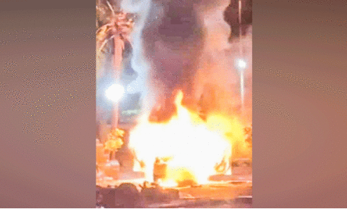 ഓടിക്കൊണ്ടിരുന്ന കാറിന് തീപിടിച്ചു