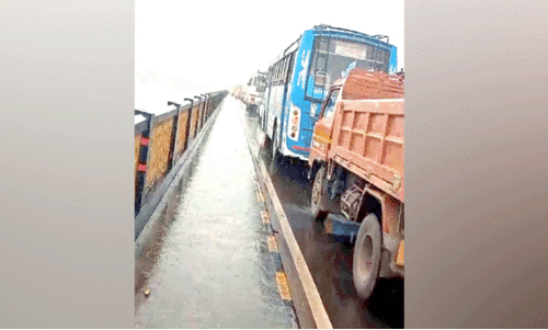 കവചിത വാഹനം കേടായി; ദേശീയപാതയിൽ ഗതാഗതക്കുരുക്ക് കവചിത വാഹനം കേടായി; ദേശീയപാതയിൽ ഗതാഗതക്കുരുക്ക്