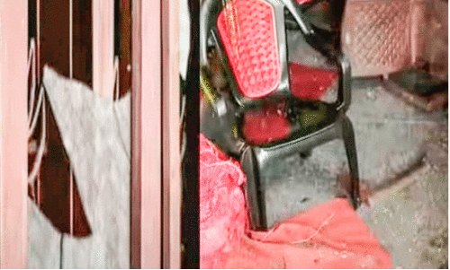 സി.പി.ഐ ബ്രാഞ്ച്​ സെക്രട്ടറിയുടെ വീട്​ ആക്രമിച്ചു; വാഹനം തകർത്തു